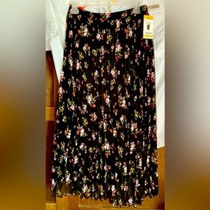 Brand new Vince Camaro pleated skirt! Beautiful for Spring 💐💐